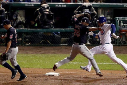 Mike Napoli y de los Indians y Wilson Contreras de los Cubs en el tercer partido de las series finales.