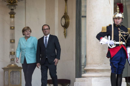 François Hollande y Angela Merkel durante su reunión en el palacio de El Elíseo en París.