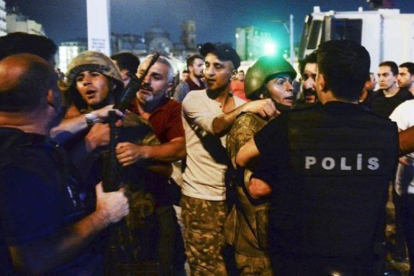 Militares turcos detenidos por civiles son entregados a la policía