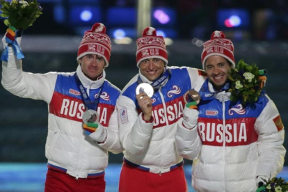 Legkov (centro) lideró un triplete ruso en los 50 kilómetros de esquí de fondo de Sochi 2014.