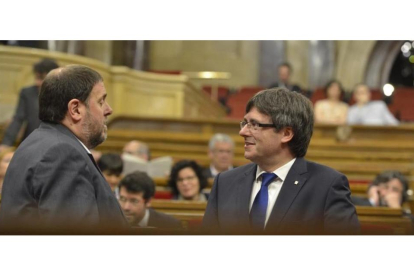 Carles Puigdemont y Oriol Junqueras, este miércoles, en el pleno del Parlament.