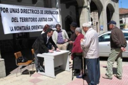 Nicanor Sen presidió ayer en Cistierna la primera recogida de firmas contra las directrices de la Ju