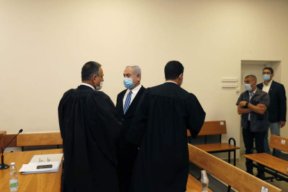 Netanyahu con sus abogados, en la sala de juicios. RONEN ZVULUN