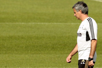 El técnico portugués José Mourinho durate la sesión de entrenamiento que hoy realizó el Real Madrid en la Ciudad Deportiva de Valdebebas.