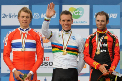 Gilbert, nuevo campeón del mundo, junto a Hagen y Valverde.