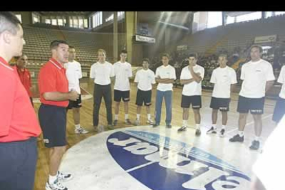 Manolo Cadenas repartió tareas e instrucciones para todos y cada uno de sus chavales que escuchaban atentos al entrenador.