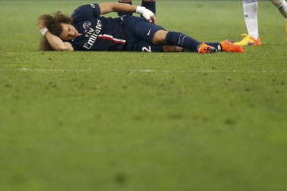 David Luiz se lamenta de su lesión muscular en la pierna izquierda en el partido contra el Marsella.