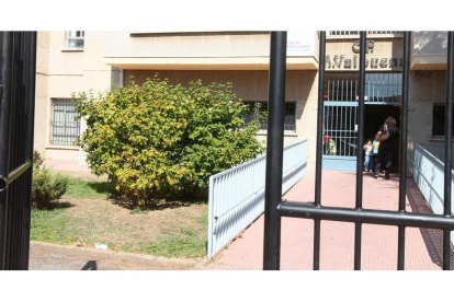 Vista exterior del Colegio Antonio Valbuena, uno de los centros en los que se sirvió la sopa con larvas a los niños.