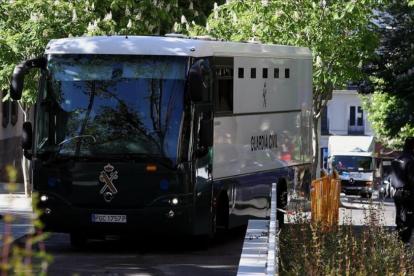Un furgón de la Guardia Civil traslada a los detenidos de la 'operacion Lezo', el pasado viernes.