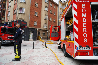 Desalojan a los vecinos de un edificio de la calle Santa Ana de Le?n por el escape de gas de una bombona.  ICAL