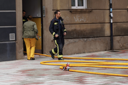 Desalojan a los vecinos de un edificio de la calle Santa Ana de Le?n por el escape de gas de una bombona.  ICAL