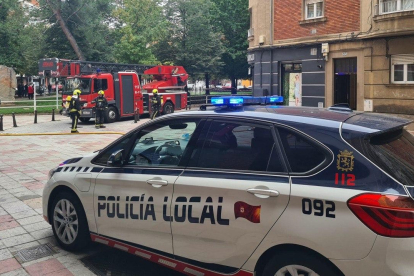 La policía local y de los bomberos de León en el edificio afectado.  ICAL