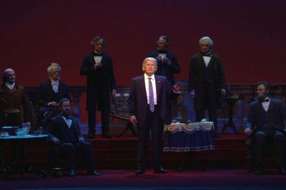 El 45 presidente de los EEUU, Donald Trump, en el centro del escenario del Salón de los Presidentes de Disney Wolrd,. en Orlando