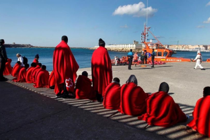 Inmigrantes rescatados en el estrecho de Gibraltar, en el puerto de Tarifa, el pasado fin de semana.