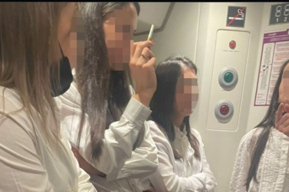 Imagen de algunas de las fumadoras durante el trayecto en tren. NOFUMADORES.ORG