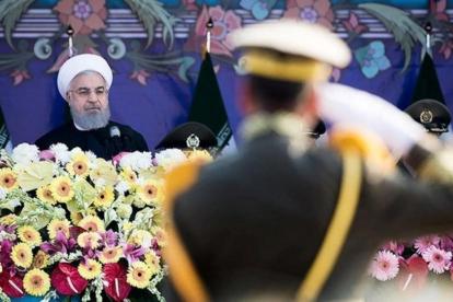 El presidente iraní, Hasán Rohaní, durante un desfile militar en Teherán.