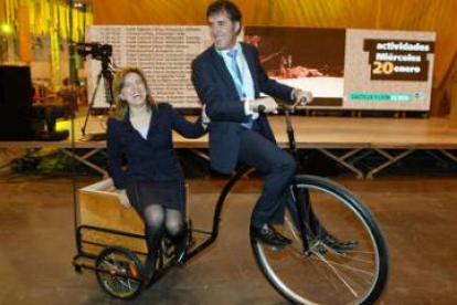 María José Salgueiro y Pedro Delgado en una simpática imagen con una bici del stand.