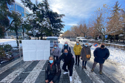 Vendedores del rastro de León protestan por la prohibición del Ayuntamiento a colocar sus puestos a causa de la nieve. M. R.