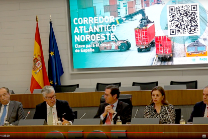 Un instante de la jornada que ha reunido hoy en Madrid a representantes empresariales del noroeste de España para reivindicar el desarrollo del Corredor Atlántico. DL.