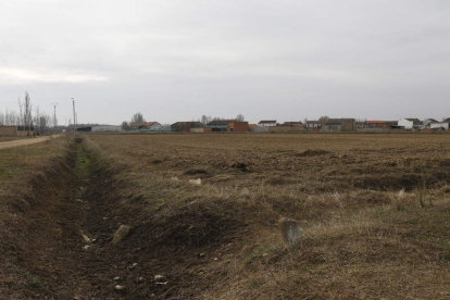 Tierras de cultivo a las afueras del pueblo de Santa Colomba de la Vega. FERNANDO OTERO