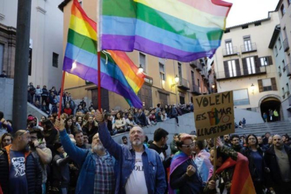 Concentración en Berga para protestar por la agresión a una pareja de homosexuales que se han dado un beso en la calle.