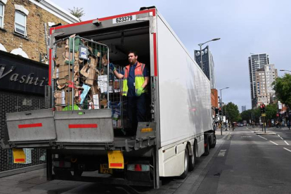 Un repartidor llega a un establecimiento de Londres con su vehículo lleno sólo de embalajes. ANDY RAIN