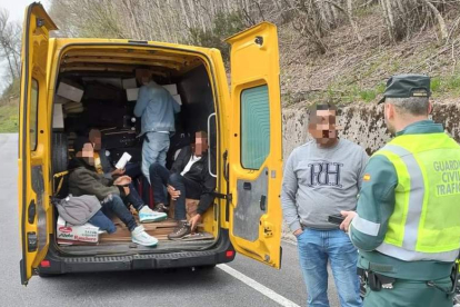 Los cuatro ocupantes y el conductor en imagen de la Guardia Civil. DL