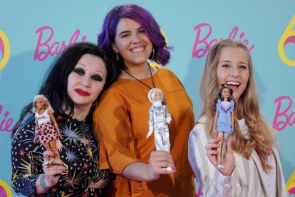 Alaska, Nerea Luis y Desirée Vila, con las respectivas Barbies que las representan, este jueves en Madrid.