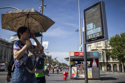Ola de calor en el 2017 en la zona del Port Vell de Barcelona. /