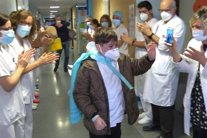 El personal médico despide a Mateo tras ser dado de alta en el Hospital de Alcázar de San Juan. SESCAM