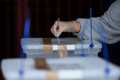 Una persona introduce su voto en una urna durante unas elecciones. ALBERTO VALDÉS