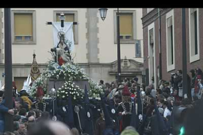 Momento en el que María Santísima de la Piedad recorría las calles del casco antiguo de León. La autoría de esta preciosa talla es anónima.