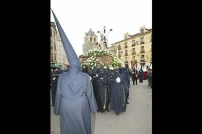 La hermandad compuesta por hombres y mujeres pretende destacar por una férrea disciplina a la hora de procesionar.