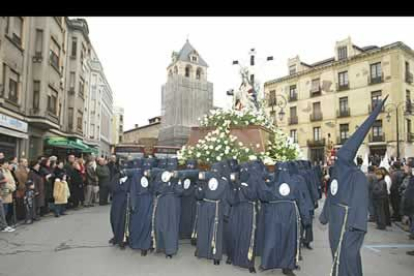 La talla del cristo yacente de Jesús de la Esperanza  es obra de Melchor Gutiérrez de San Martín.