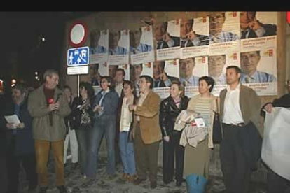 Los candidatos socialistas hicieron  la tradicional pegada en la calle Daoiz y Velarde.