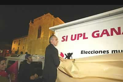 La UPL fue la formación más original, ya que en vez de invadir paredes con los carteles escogieron un panel con ruedas, que recorrerá las calles de León, frente a San Isidoro.