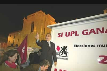 El candidato leonesista al Ayuntamiento de la ciudad, José María Rodríguez de Francisco, saluda a los presentes.