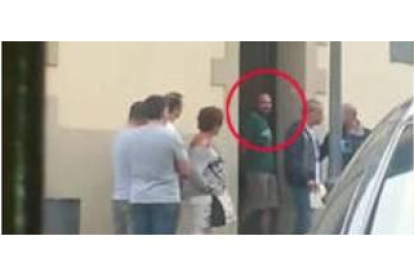 Captura del vídeo de La Nueva España donde se ve la detención del sospechoso de la desaparición de la peregrina