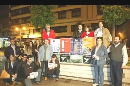 IU también salió a la calle, en este caso a Ordoño, para reflejar con carles su participación en las elecciones del 25-M.