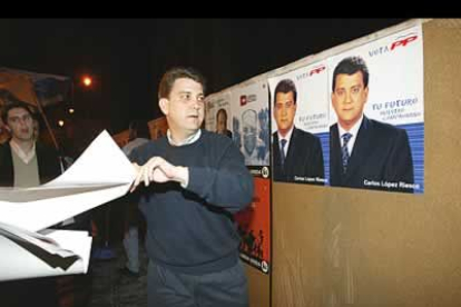 Carlos López Riesco pegó por primera vez los carteles con los que anuncia a los ciudadanos su candidatura al Ayuntamiento de Ponferrada.