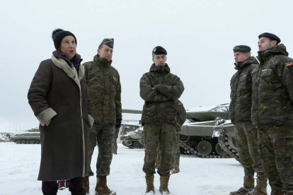 La ministra Margarita Robles en una visita a las fuerzas armadas en Letonia. JESÚS BARTOLOMÉ