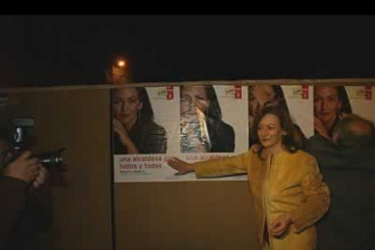 A Charo Velasco se la vió más suelta en la pega de carteles ya que es la segunda vez que se presenta a las muncipales.