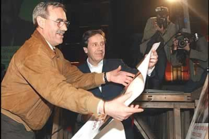 Ángel Velasco, candidato del PSOE a la Alcaldía de Valladolid, también ayudó a pegar carteles.