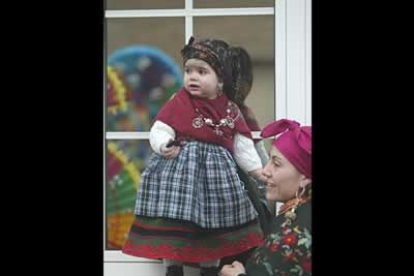Desde los más pequeños, a los más grandes, todos se entregan a la fiesta, como esta señora y esta niña, vestidas con trajes regionales.