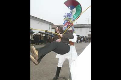 Las mozas casaderas son objetivo de zarandeo en los carnavales de Velilla de la Reina.