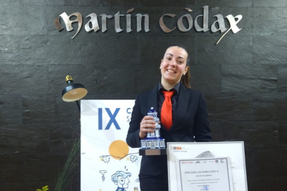 Airi de Paz, con el premio y diploma acreditativo. DL