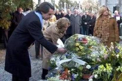 José María Aznar deposita unas flores en la tumba de Gregorio Ordóñez, asesinado por ETA