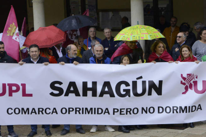 Pancarta de la protesta, encabezada por los leonesistas de la comarca y Luis Mariano Santos. ACACIO