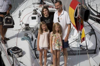Felipe y Letizia, en el 'Aifos' con sus hijas Leonor y Sofía.