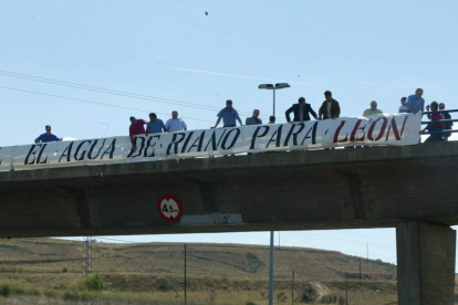 Una de las muchas protestas llevadas a cabo en León, ésta en 2002, para frenar el trasvase. NORBERTO
